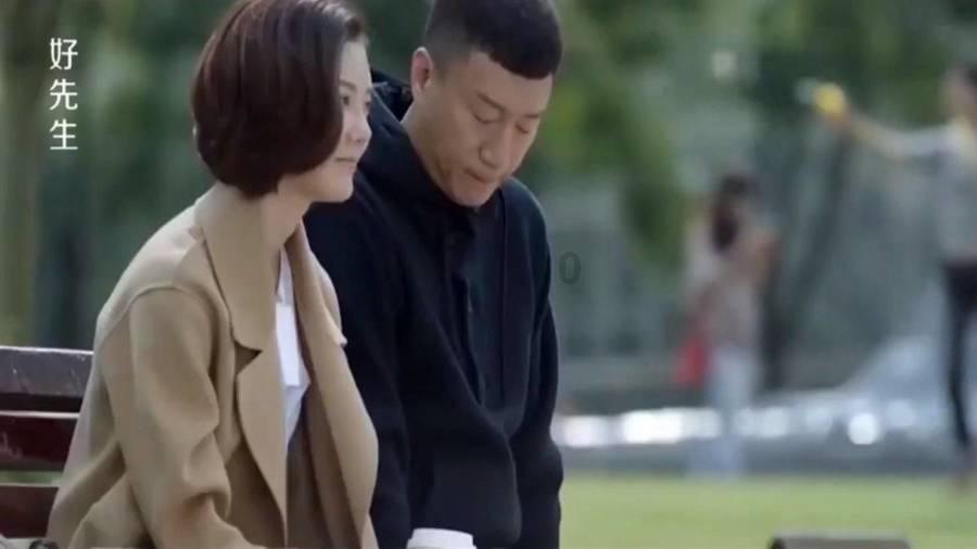 兄妹婚礼相隔9天,父亲从载歌载舞变脆弱哭泣